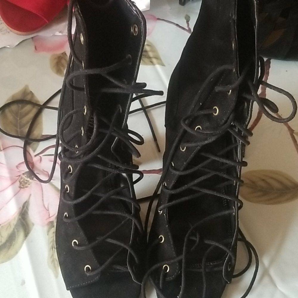 Laced heels - Picture 2 of 2